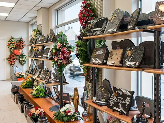 Vaste choix de plaques commémoratives et compositions florales en magasin funéraire.