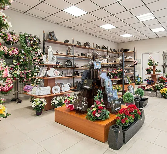 Exposition d'articles funéraires, fleurs artificielles et ornements en boutique d'obsèques.