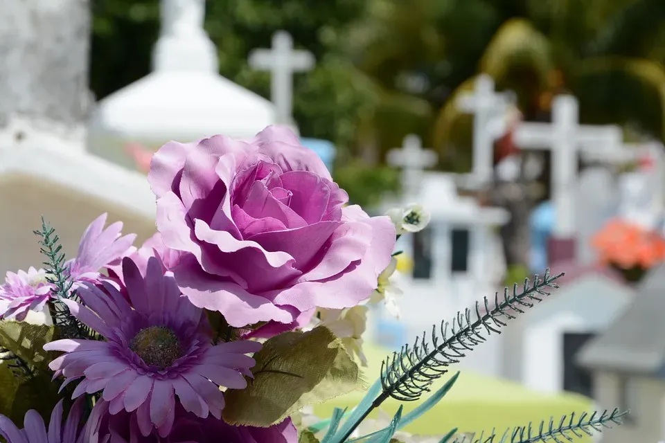 Composition de fleurs de deuil pour l'ornementation d'une sepulture au cimetiere.
