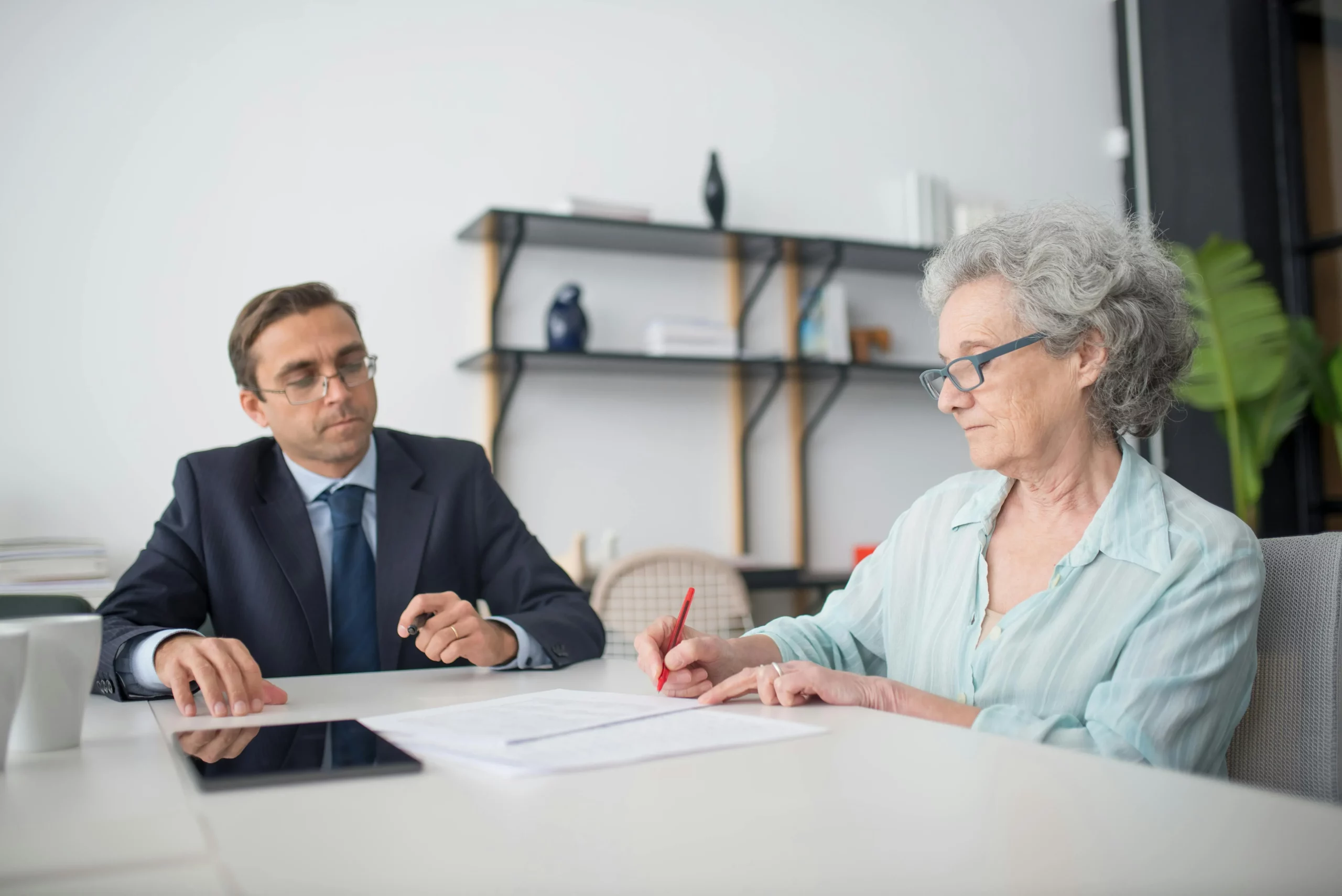 Signature d'un contrat obsèques avec un conseiller funéraire.