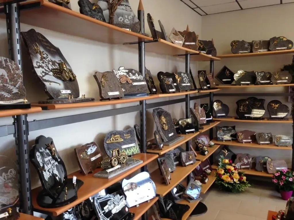 Grand choix de plaques funéraires gravées et personnalisables en magasin.