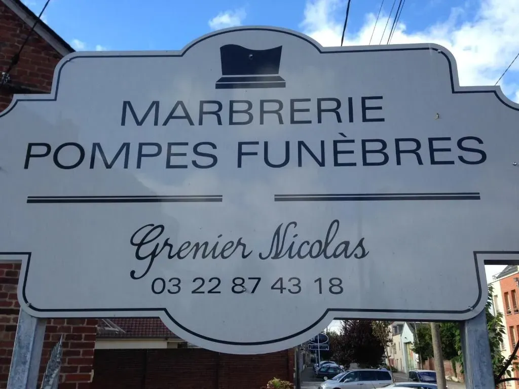 Enseigne de la marbrerie et pompes funèbres Grenier Nicolas à Roye.