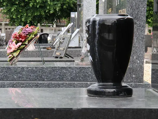 Vase funéraire et ornements en granit pour la personnalisation d'une sépulture.